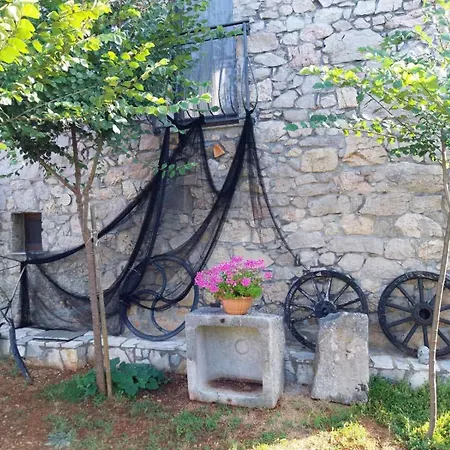 Nella *